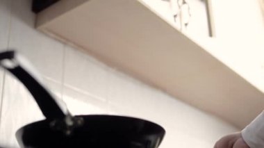 bir tencerede yumurta domates ile karıştırarak kızartılır