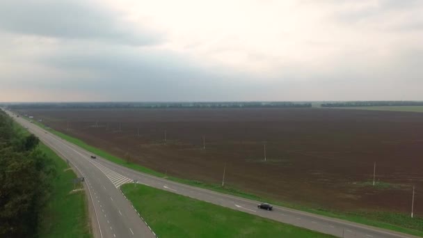 Estrada entre campos — Vídeo de Stock