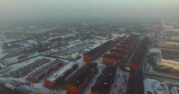 Туманная ночь в городе зимой — стоковое видео