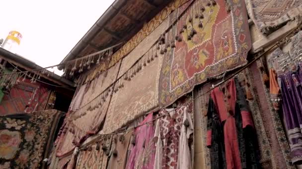Tapetes na parede no mercado turco — Vídeo de Stock