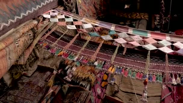Teppiche an der Wand auf dem türkischen Markt — Stockvideo