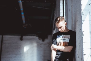 binanın içinde olan genç adam