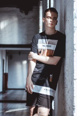 binanın içinde olan genç adam