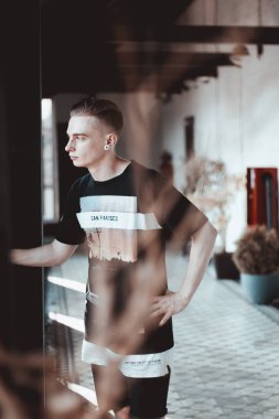 binanın içinde olan genç adam