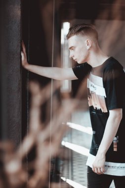 binanın içinde olan genç adam