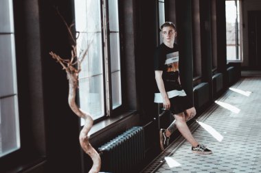 binanın içinde olan genç adam