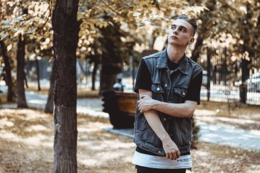 binanın içinde olan genç adam