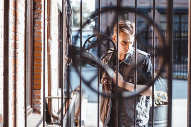 binanın içinde olan genç adam