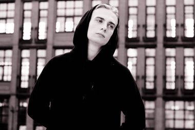 binanın içinde olan genç adam