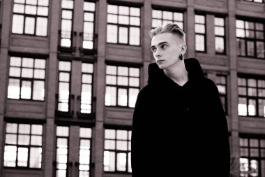 binanın içinde olan genç adam