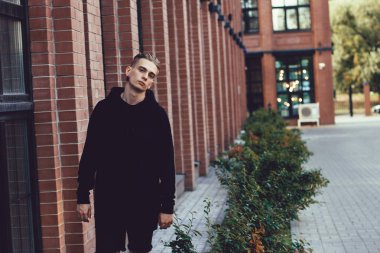 binanın içinde olan genç adam