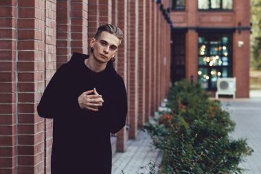 binanın içinde olan genç adam