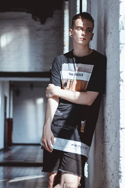 binanın içinde olan genç adam