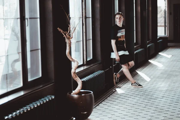 binanın içinde olan genç adam