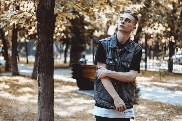 binanın içinde olan genç adam