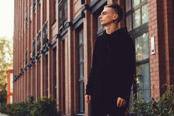 binanın içinde olan genç adam