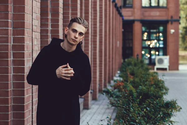 binanın içinde olan genç adam