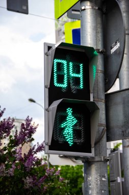 bir arka plan üzerinde renkli odaklanmamış ışıkların yeşil trafik ışığı
