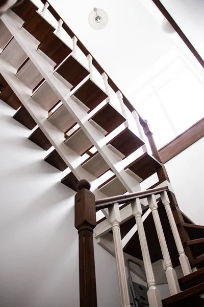 Escadas de madeira elegantes no corredor elegante moderno — Fotografia de Stock