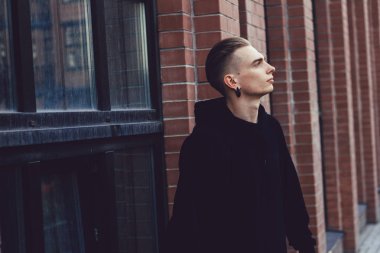 Portret tonels ile yakışıklı genç neformal beyaz adamın