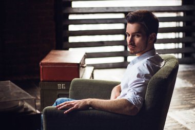 Uçan düşünceler. Düşünceli sakallı iş adamı uzak duran karşı hafif pencere arıyorum. Stüdyo vurdu