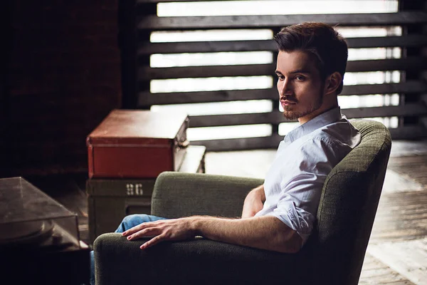 Uçan düşünceler. Düşünceli sakallı iş adamı uzak duran karşı hafif pencere arıyorum. Stüdyo vurdu