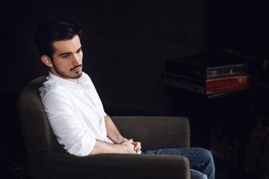 Uçan düşünceler. Düşünceli sakallı iş adamı uzak duran karşı hafif pencere arıyorum. Stüdyo vurdu