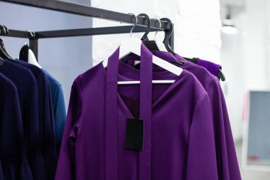 Modern bir mağazada elbise askısı.