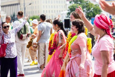 Moskova, Rusya - 4 Temmuz: adanmışlar Hare Krishna ile karnaval revelers Vaishnava dini festival sırasında yeni Arbat Caddesi üzerinde 04 Haziran 2018 Moskova, Rusya dans
