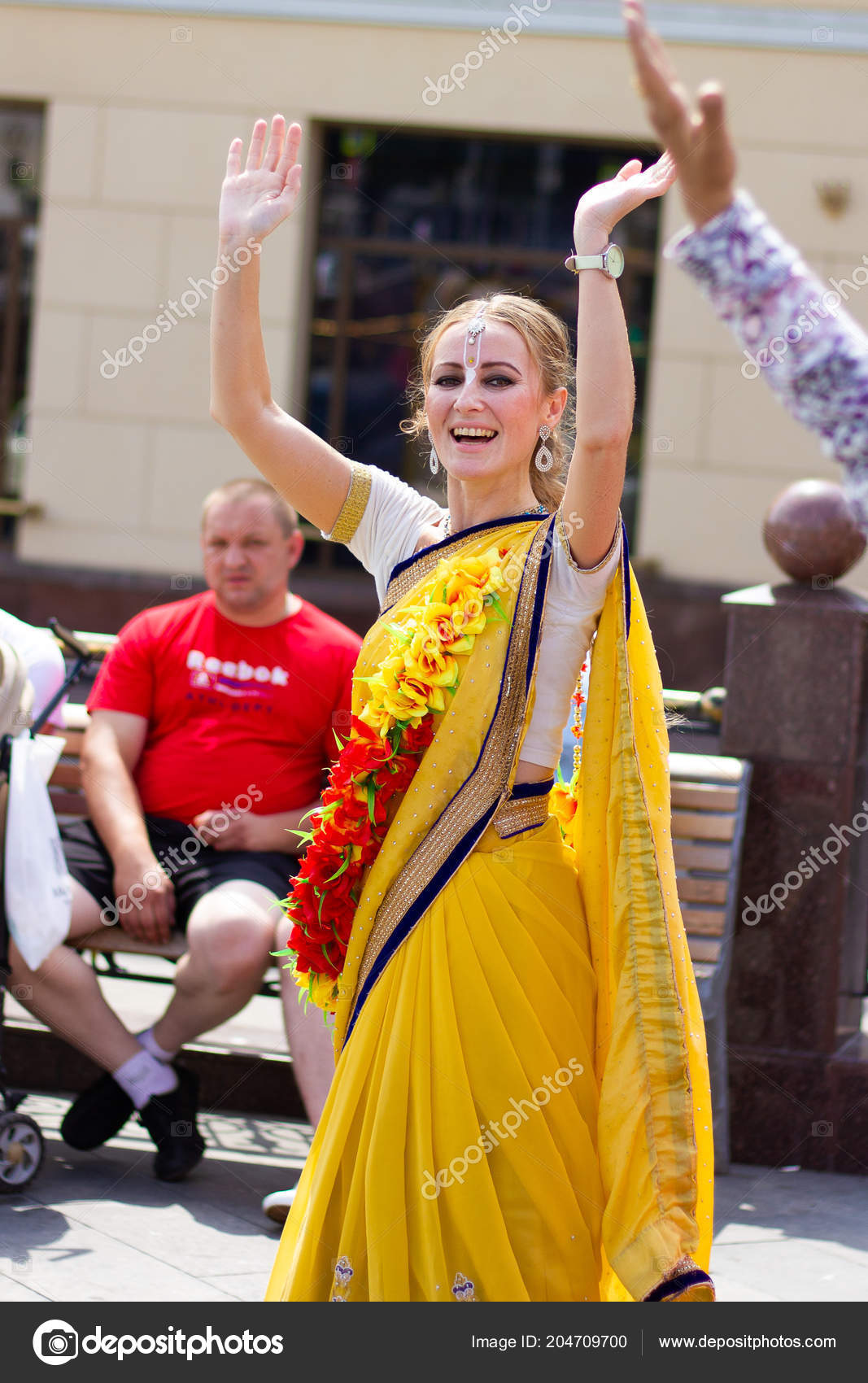 MOSCOW, RÚSSIA- JULHO 4: Devotos de Hare Krishna dançando com foliões de  carnaval durante o festival