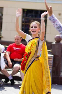 Moskova, Rusya - 4 Temmuz: adanmışlar Hare Krishna ile karnaval revelers Vaishnava dini festival sırasında yeni Arbat Caddesi üzerinde 04 Haziran 2018 Moskova, Rusya dans