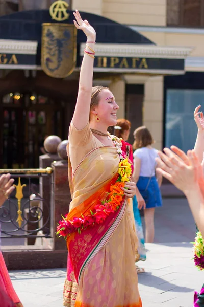 MOSCOW, RÚSSIA- JULHO 4: Devotos de Hare Krishna dançando com foliões de  carnaval durante o festival