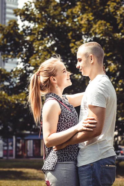 Romantický milostný příběh v lese u západu slunce, šťastné mladé lidi — Stock fotografie