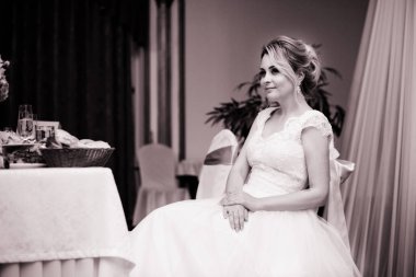 Gelin pencereden bakarak.