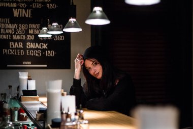 Genç smartphone, flört kamuoyunda kullanarak kafe yakın oturan faiz izlerken gülümseyen kadın ile seyir bin yıllık güzel kız sevmez merak yer, dating ve aşk ilk görüşte kavramı