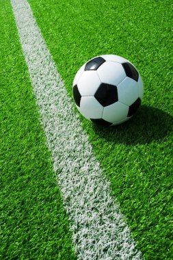 Klasik futbol topu, futbol siyah beyaz çizgili yeşil suni çim üzerinde bir