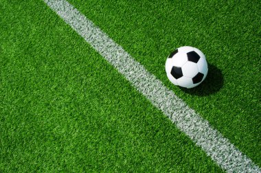 futbol topu siyah ve beyaz çizgili yeşil çimenlerin üzerinde