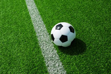 Klasik futbol topu, futbol siyah beyaz çizgili yeşil suni çim üzerinde bir