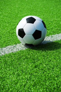 siyah ve beyaz futbol topu ile yeşil yapay çim