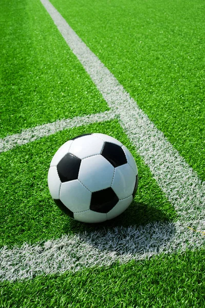 futbol, futbol topu, köşe, siyah ve beyaz yeşil yapay çim hatları ile klasik