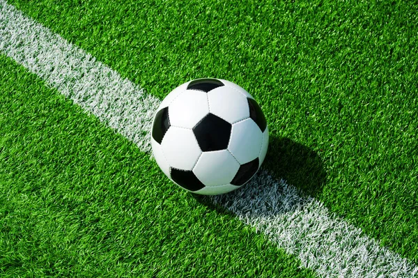 Klasik futbol topu, futbol siyah beyaz satırları üzerindeki yeşil suni çim