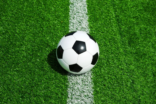 Bola Futebol Clássico Futebol Preto Branco Linhas Relva Artificial Verde — Fotografia de Stock
