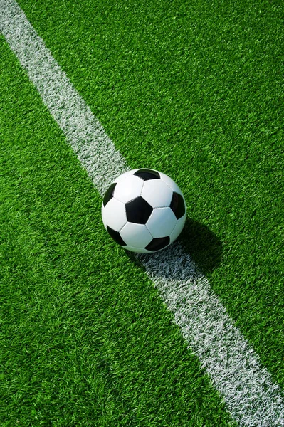 Klasik futbol topu, futbol siyah beyaz satırları üzerindeki yeşil suni çim