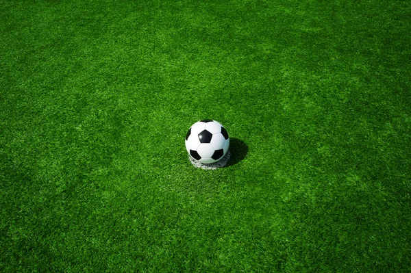 futbol topu klasik siyah ve beyaz cezası yeşil yapay çim üzerinde spot