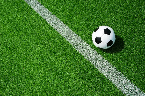 Fußball Schwarz Weiß Auf Grünem Rasen Mit Linien — Stockfoto