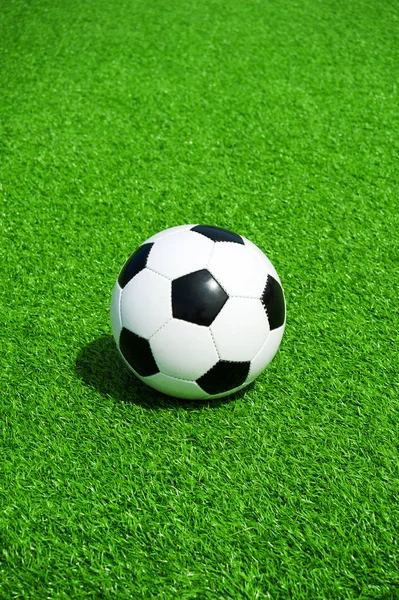 futbol topu klasik siyah ve beyaz cezası yeşil yapay çim üzerinde spot