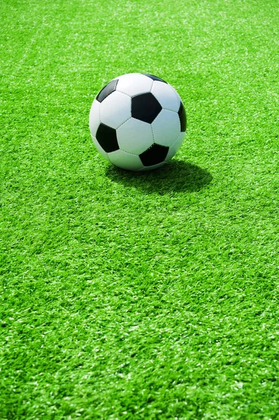 futbol topu siyah ve yeşil yapay çim üzerinde beyaz
