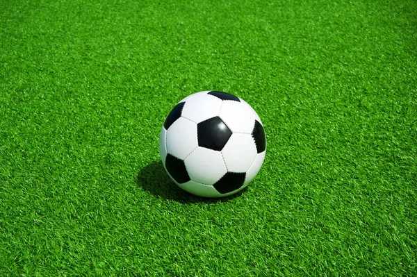 futbol topu siyah ve yeşil yapay çim üzerinde beyaz