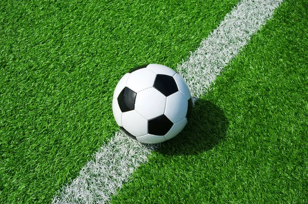 Relva Artificail Verde Com Bola Futebol Preto Branco — Fotografia de Stock