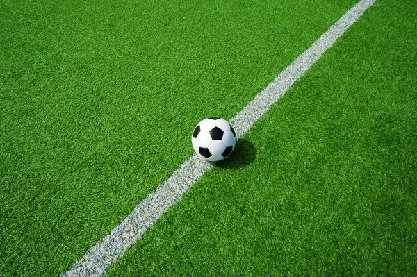 siyah ve beyaz futbol topu ile yeşil yapay çim